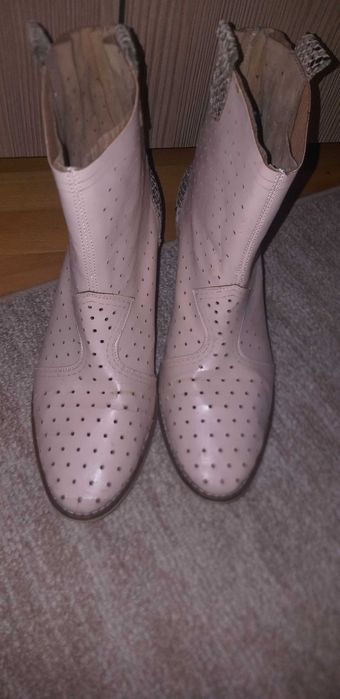 Vand o pereche de cizme roz nr 39