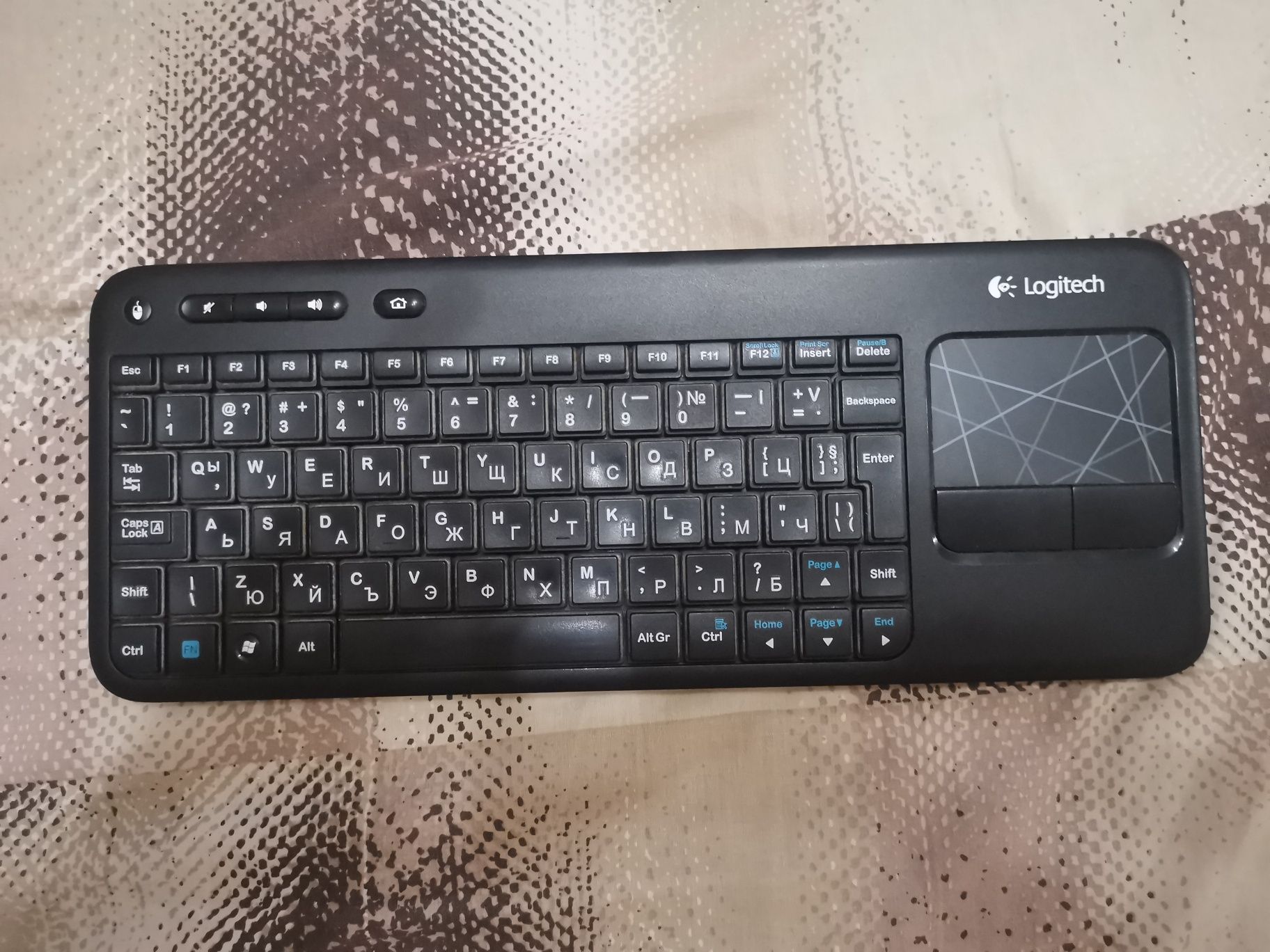 Продавам безжична Wireless клавиатура Logitech K400!