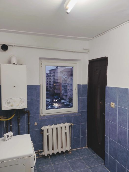 Proprietar vând apartament cu 3 camere,decomandat,