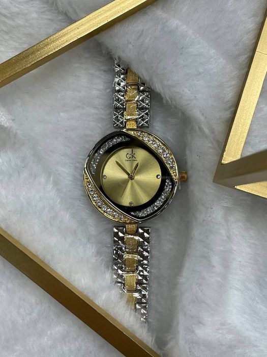 Calvin Klein ( ayollar soati )
Sifati zo’r , rangi uzgarmaydi
Batareka