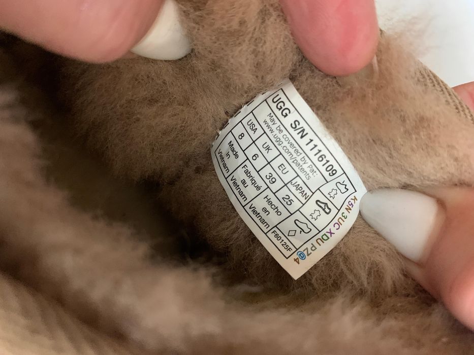 Ghete UGG noi cu eticheta