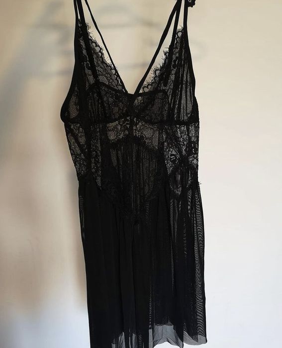 Neglijeu negru transparent cu crapaturi