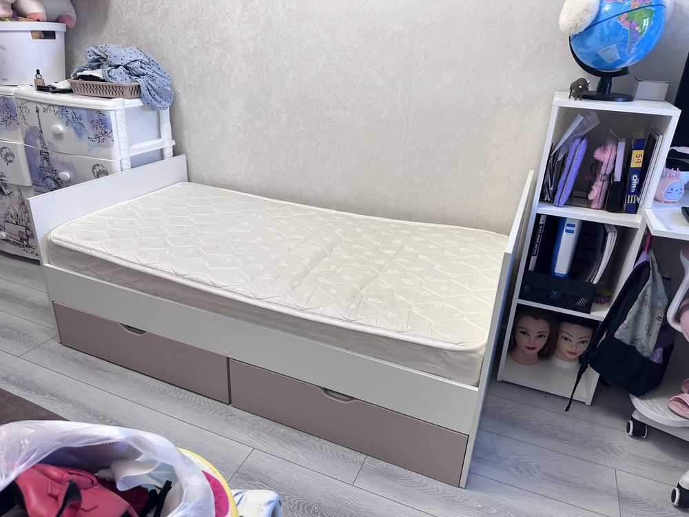 Продаю кровать детскую из Мдф с матрасом