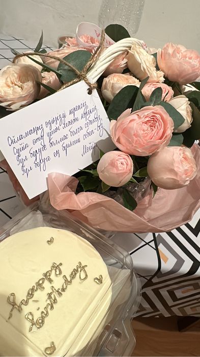 цветы в козине с тортом  комбо