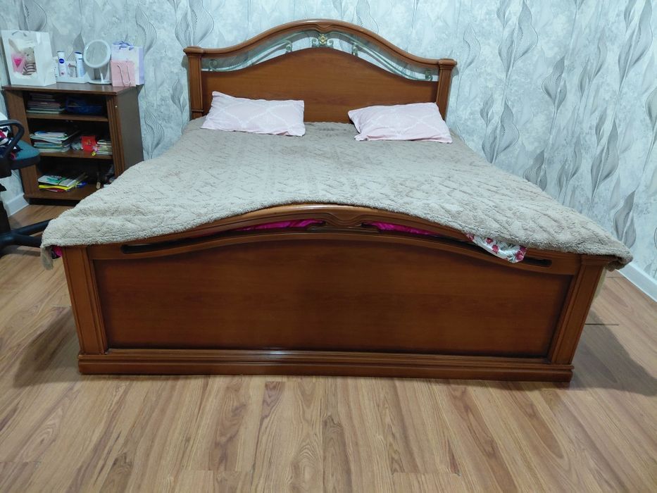 Прода спальню кровать в идеальном состоянии