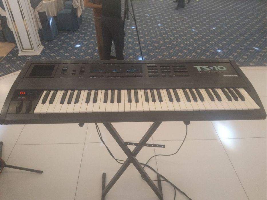 Ensoniq ts10 sotiladi