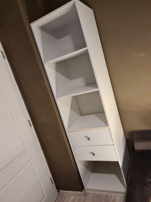 Открит шкаф, етажерка