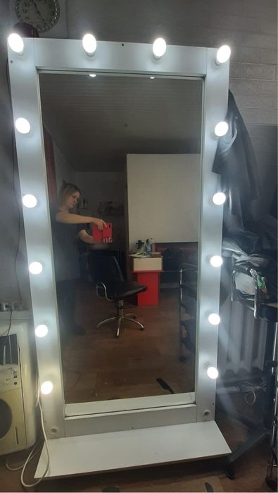 Зеркало 20000 с освещением на колесиках