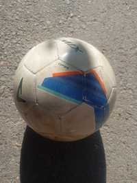 Футбольный мяч целый