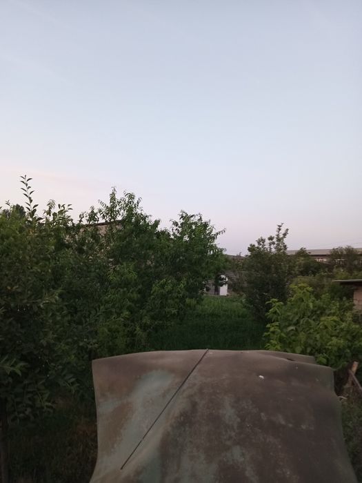 Yer sotiladi 10 sotix qizil chiziq yo'q  yer osti suvi shirin