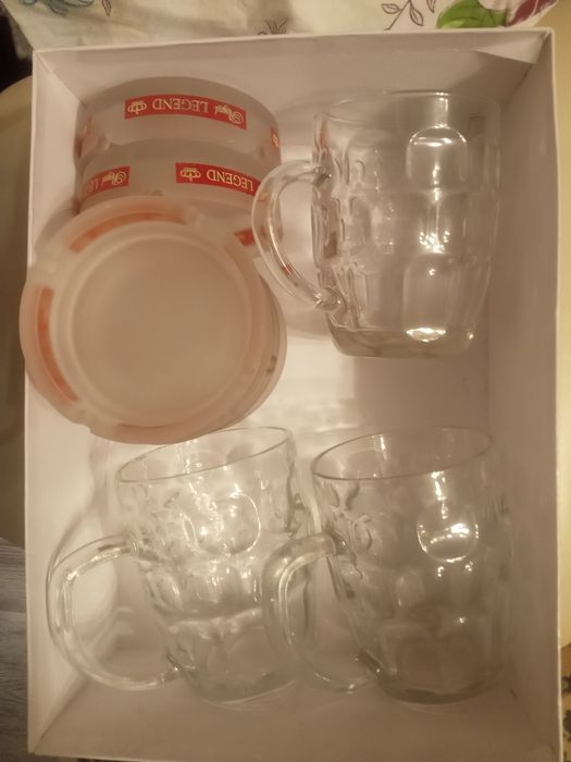Продам пивные бокалы и пепельницы.