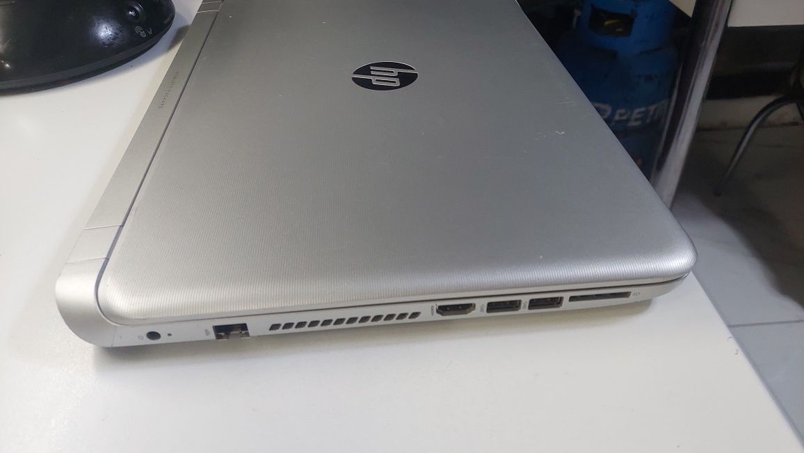 Laptop Hp i5 pornește dar nu afișează