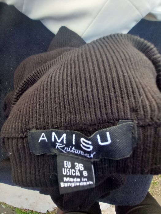 Vând rochie de culoare neagră