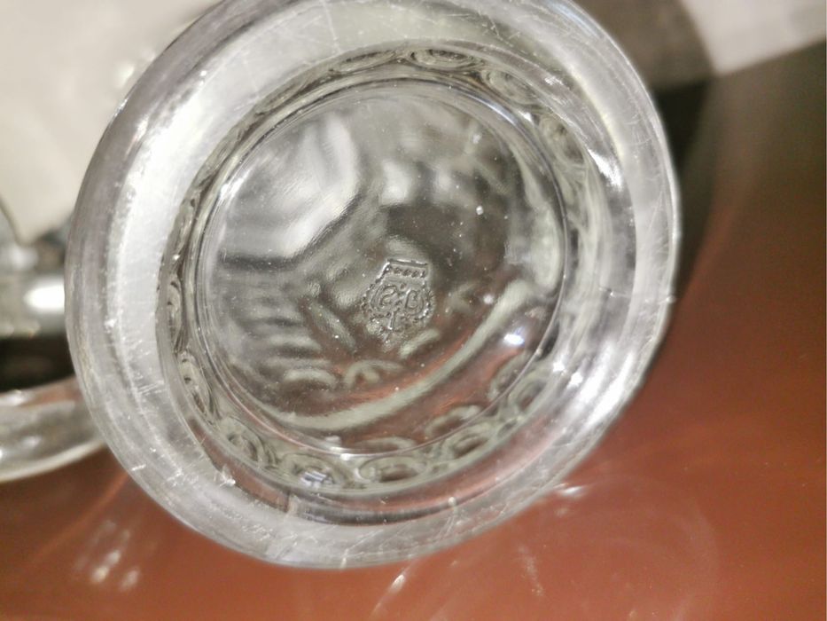 Халби стъклени капаци от калай маркирани с вдигнато дъно от колекция