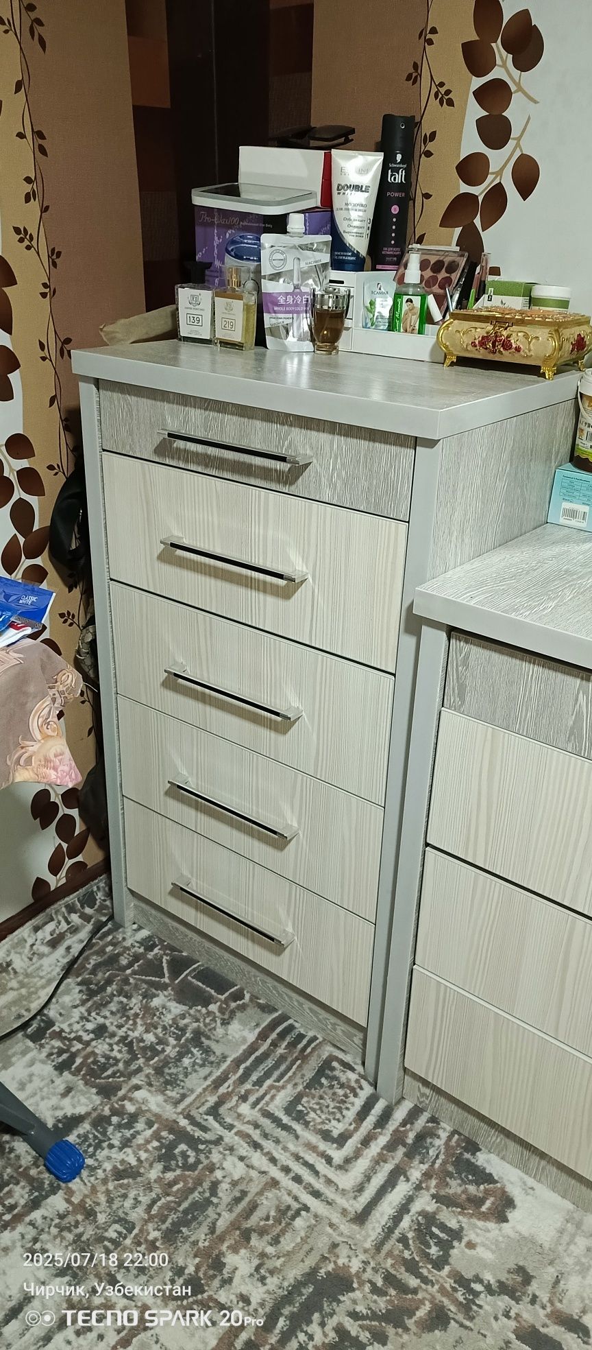 Shifaner kamod va oyna sotiladi srochniy