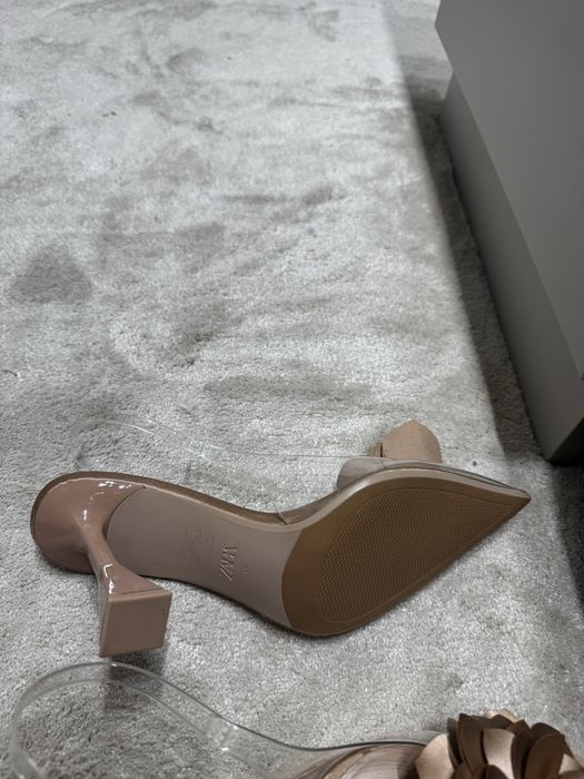 Красиви нови Зара, Zara