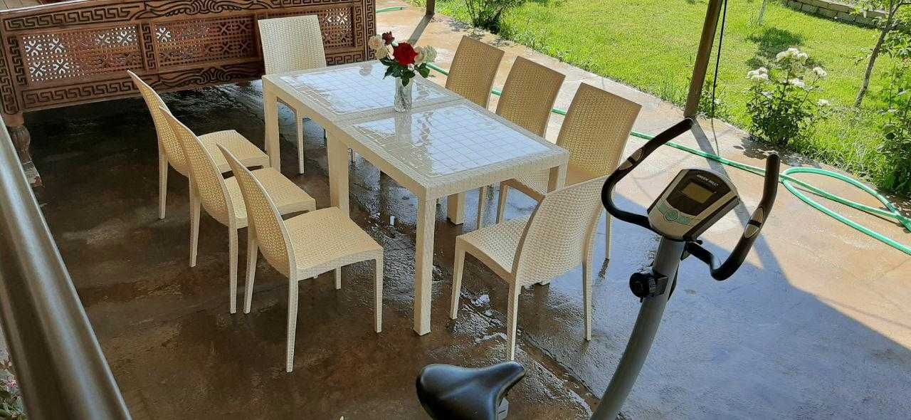Качественные столы со стульями для кухни, дачи и кафе в разных цветах.