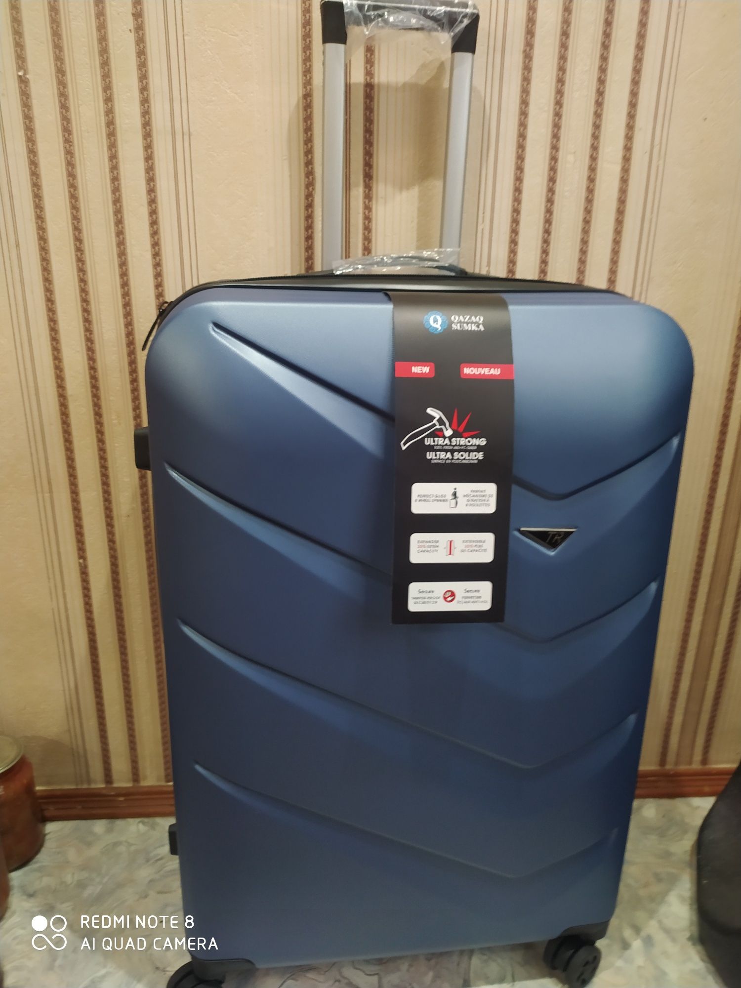 Продам чемодан совершенно новый,не подошёл размер,поликарбонат,100л.