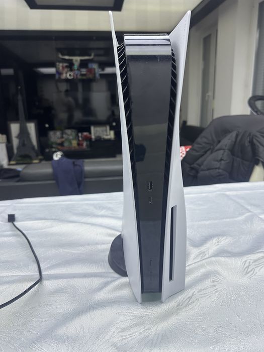 Ps5 с контролер,стойка,кабели и 2 игри