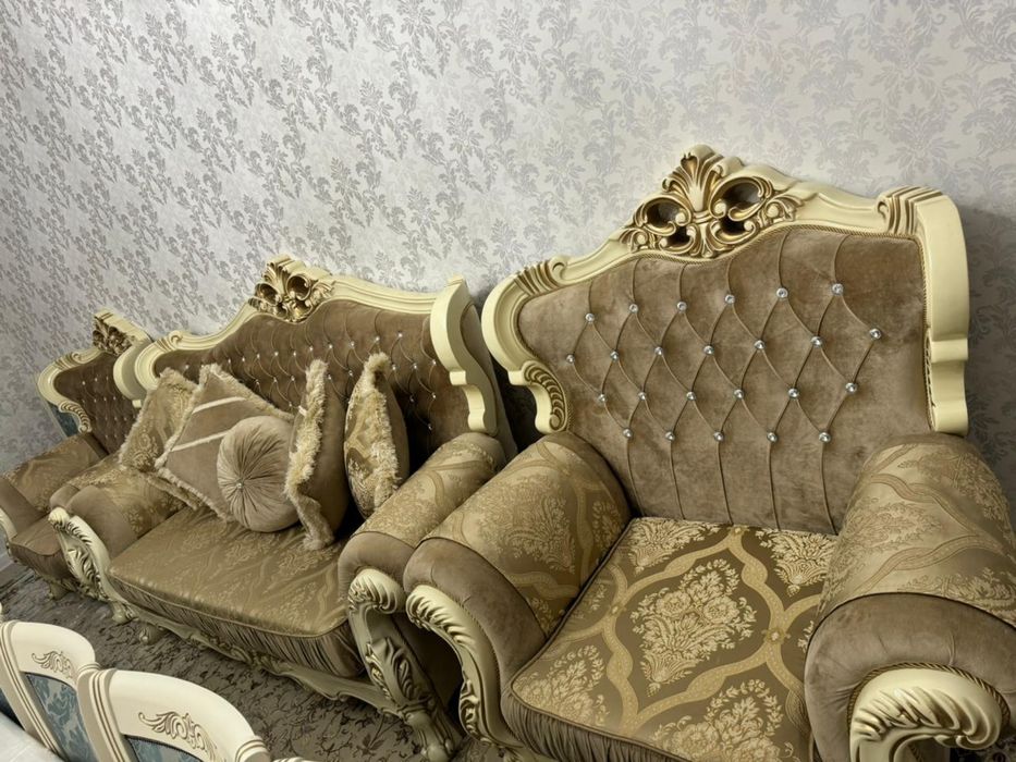 Продается диван в зал