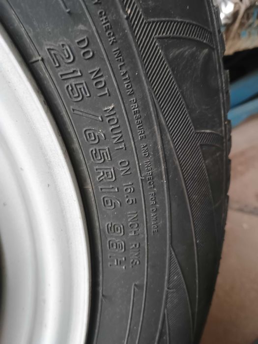 Vând 3 anvelope 215/65/R16