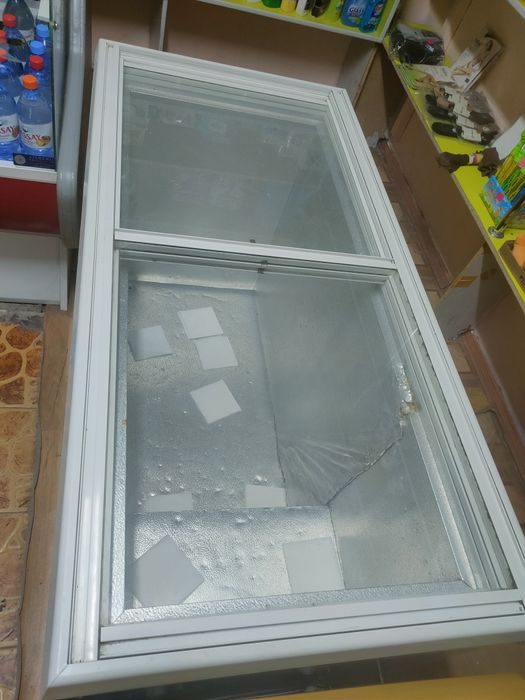 Морозилка , очень хорошо морозит как и мороженое так и полуфабрикаты