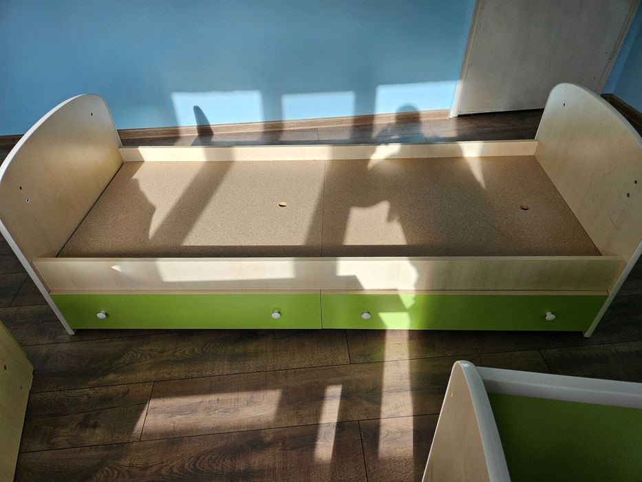 Бебешка кошара, трансформираща се в детско легло и бюро