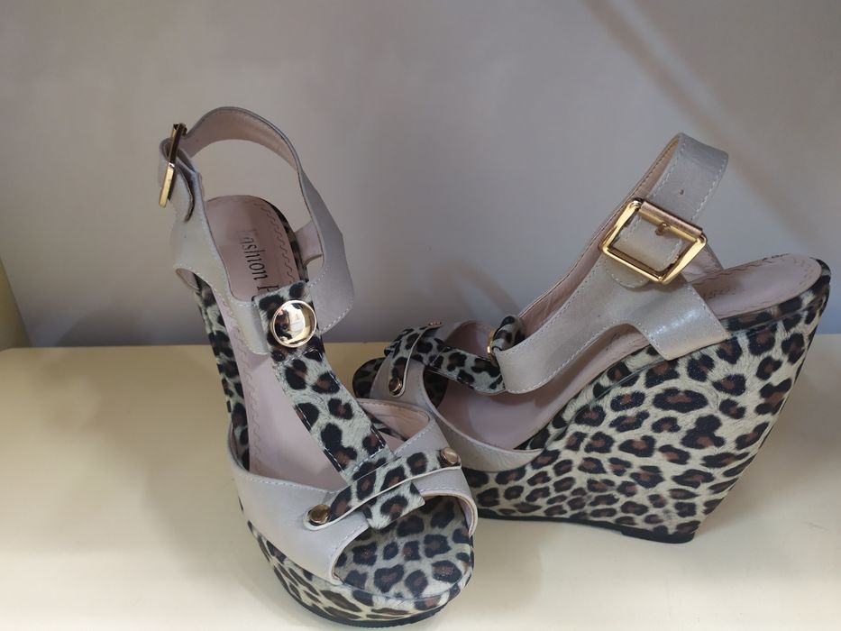 Продам босоножки 35 размера