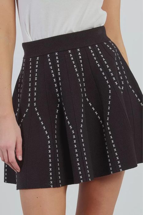 Къса черна пола плетиво