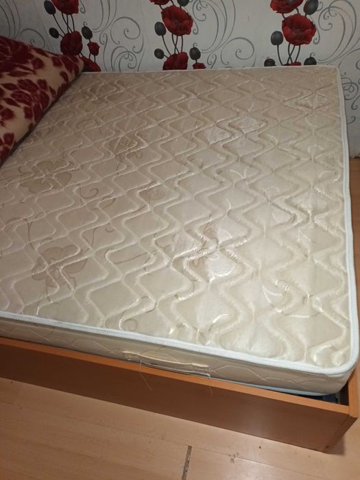 продавам матрак 140  х 190 двулицев