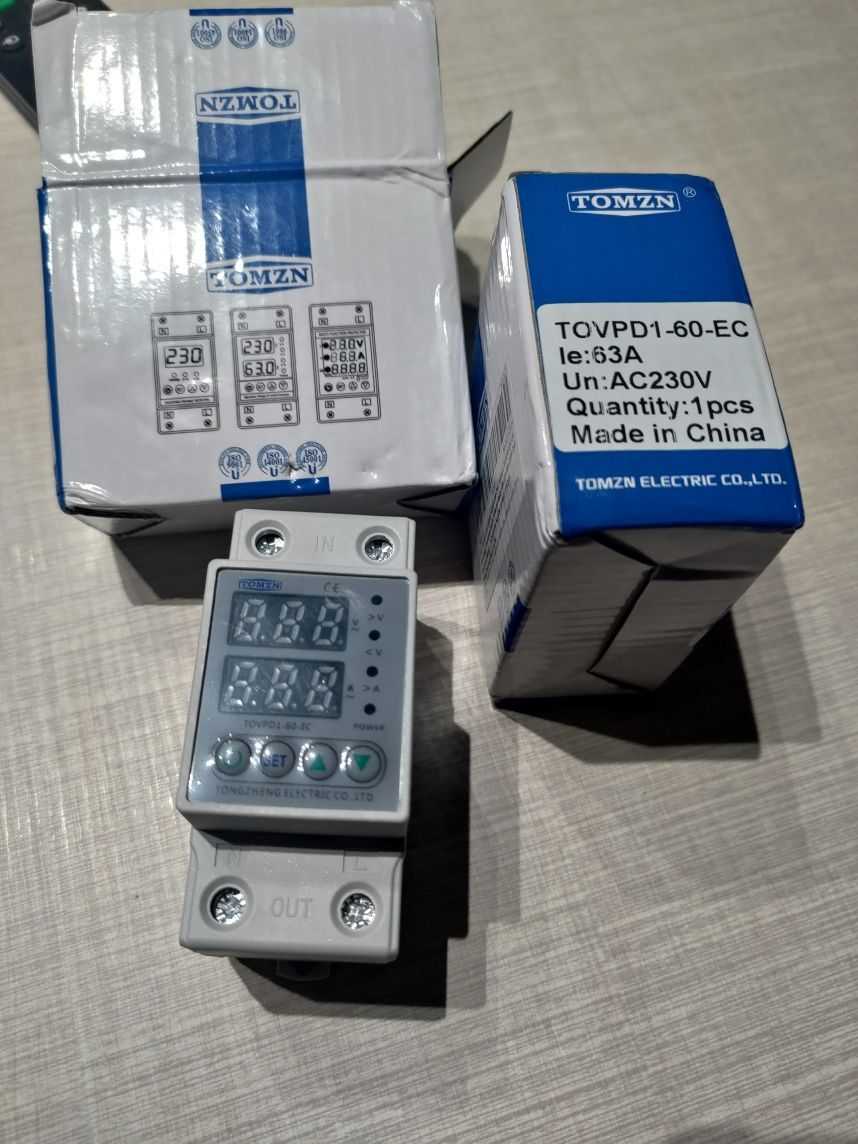 Releu monofazat, digital, reglabil pentru protecție supratensiune