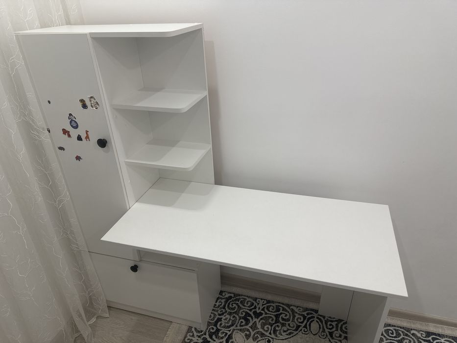 Продам детский стол со шкафом в отличном состоянии