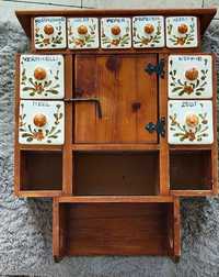 Старинный кухонный навесной шкафчик (декор)