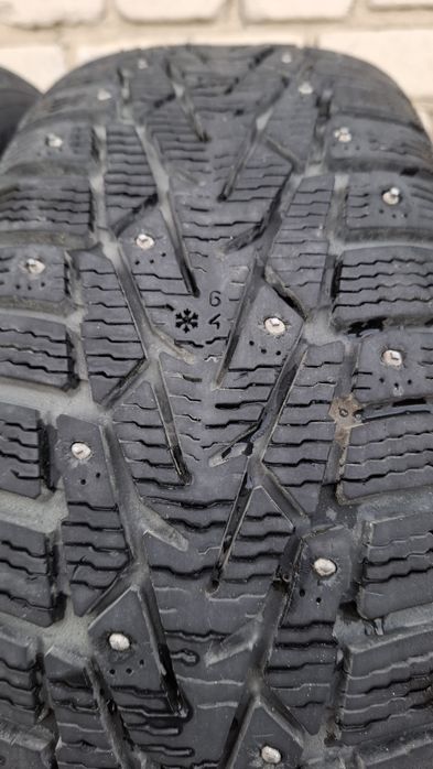 Продам  2 зимние  шипованные шины на R15