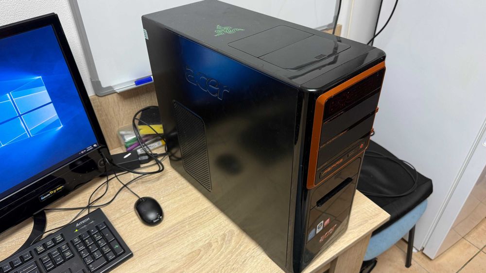 Vand calculator complet ( unitate PC + monitor + tastatura + mouse )