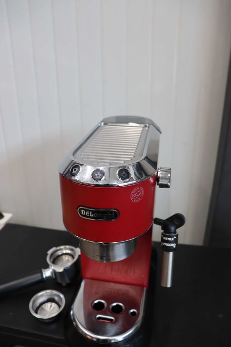 Еспресо кафемашина Delonghi Dedica EC685.M (Метал) 15 Bar, 1350W