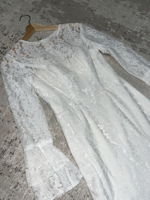 Ақ көйлек шлейфпен, көк юбка майкасымее