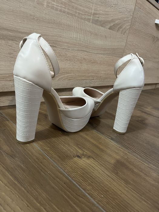 Sandale crem cu platforma