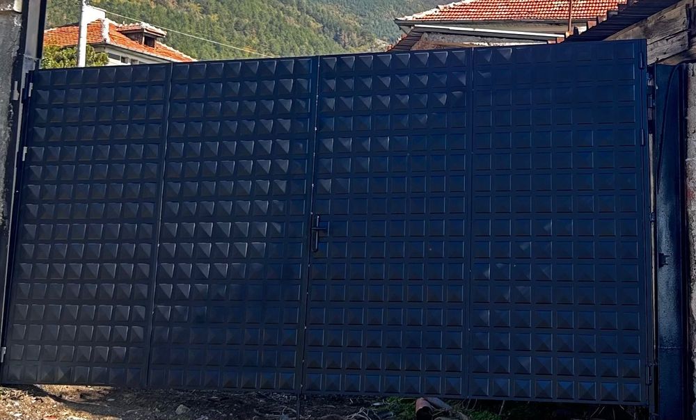 Врати ,огради и парапети от ковано желязо .