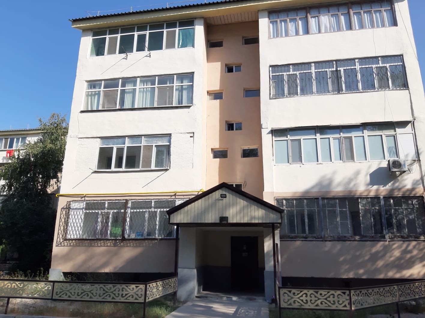 2-комн., 6 мкр., 4 этаж (лоджия, кирпич, улучшенная)