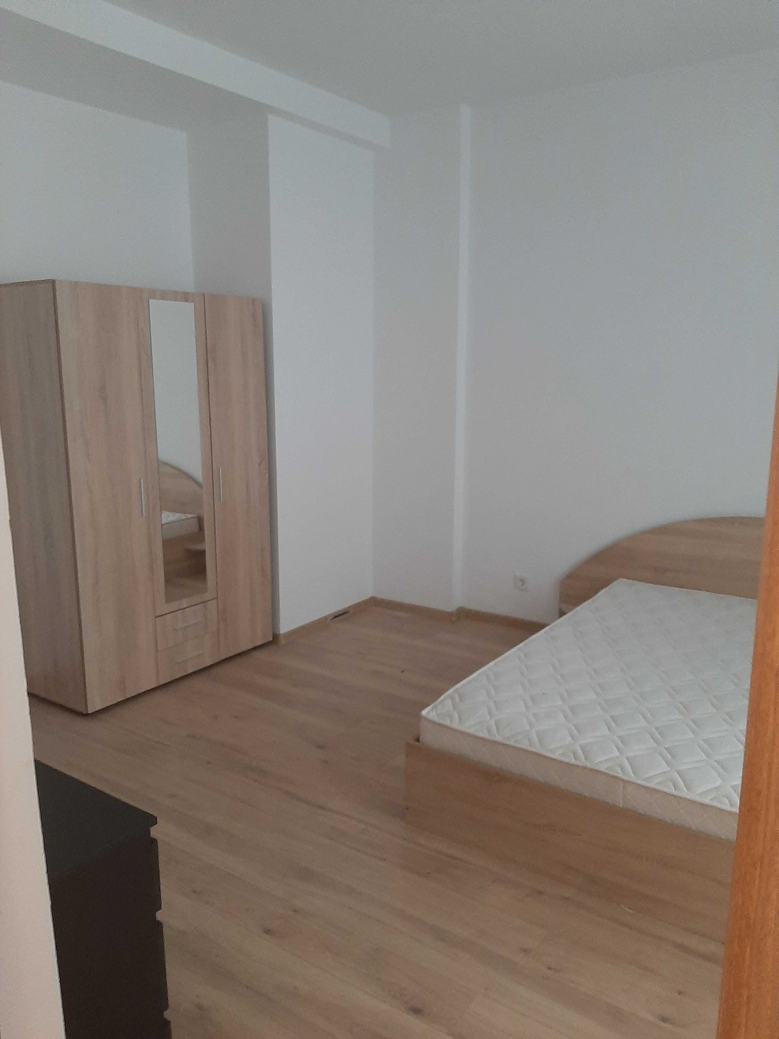 Închiriez apartament 4 camere romana