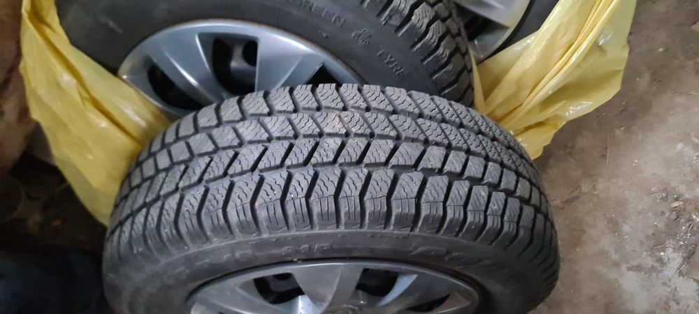 4 anvelope de iarnă , jante +capace VW 5*112