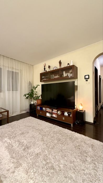 Vând apartament 3 camere - zona Dâmbu