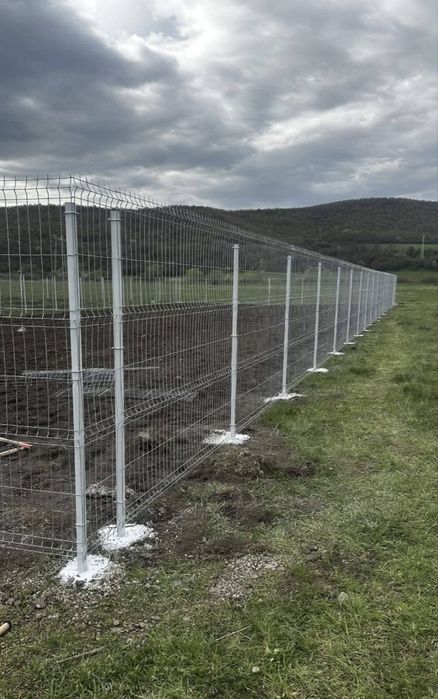 Imprejmuire gard din plasa bordurat sau plasa împletită