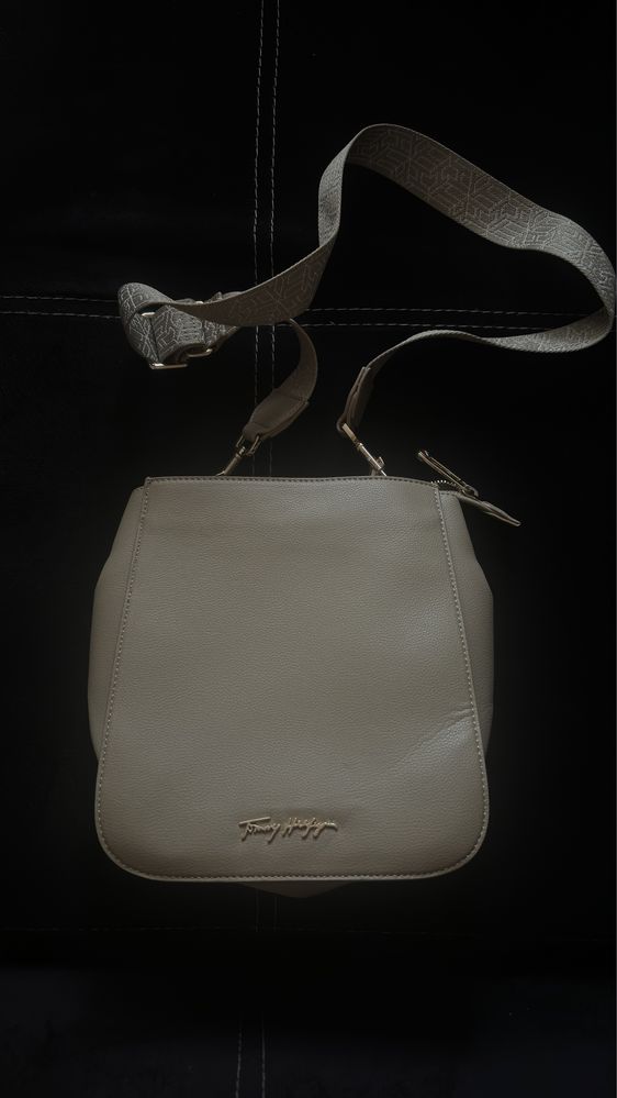 Tommy Hilfiger Joy Bucket дамска бежова чанта