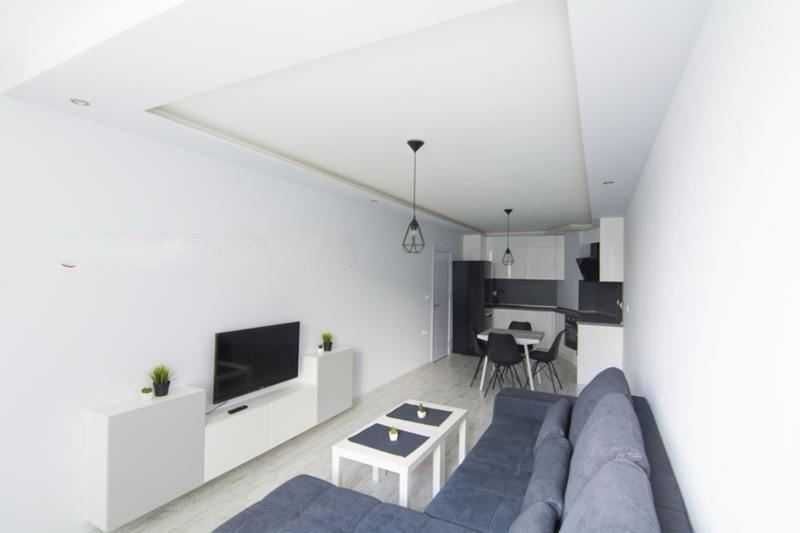 Дава се под наем Двустаен апартамент в София, Кръстова вада - 75 кв.м за 433.5 € - Снимка #2