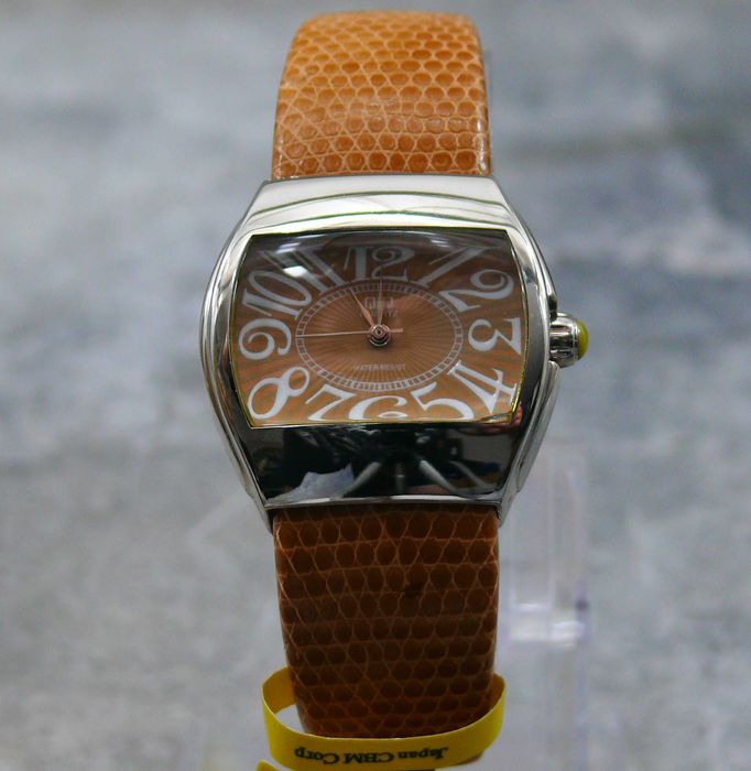 Дамски часовник гривна Q&Q G261-215