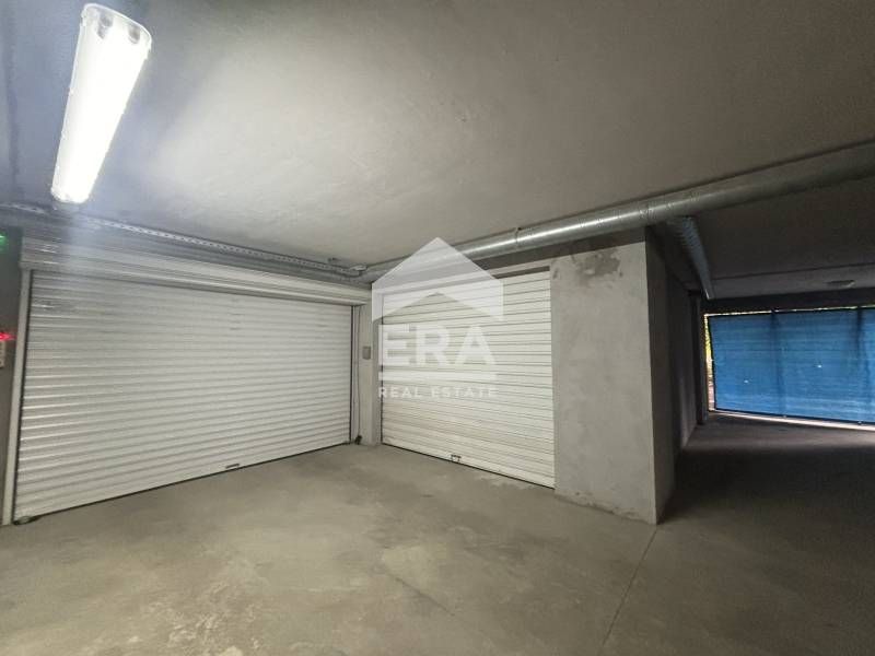 Подземен гараж за продажба, със собствен склад, в нова тухлена сграда,