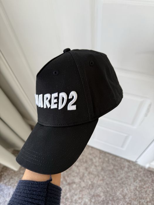 Шапка Dsquared2 в черно и червено