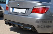 Единичен дифузьор BMW E60 оребрен – черен гланц